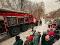 Огнеборцы 7-й пожарно-спасательной части Главного управления МЧС России по Алтайскому краю провели важное и увлекательное занятие для воспитанников детского сада №85