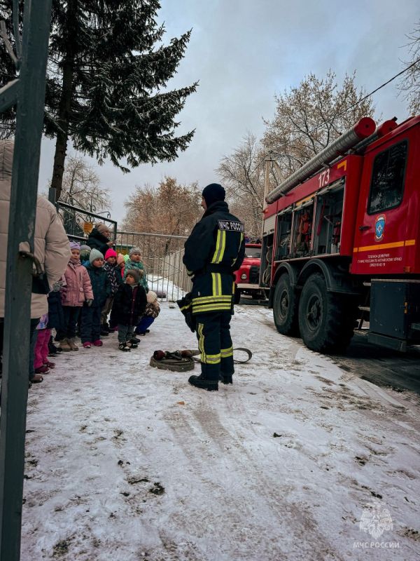 Огнеборцы 7-й пожарно-спасательной части Главного управления МЧС России по Алтайскому краю провели важное и увлекательное занятие для воспитанников детского сада №85 Огнеборцы 7-й пожарно-спасательной части Главного управления МЧС России по Алтайскому краю провели важное и увлекательное занятие для воспитанников детского сада №85