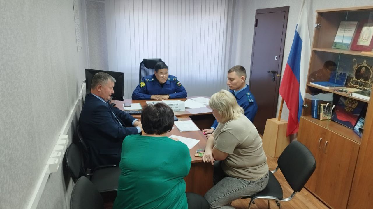 . Первый заместитель прокурора края Вячеслав Шипиев в рамках деятельности мобильной (выездной) приемной прокурора края провел прием жителей Целинного района, в котором приняли участие территориальный прокурор, главы...