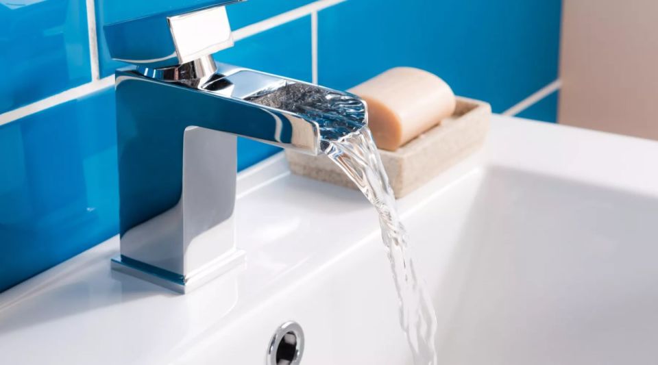 Россиянам рассказали о праве на перерасчёт платы за горячую воду холоднее нормы