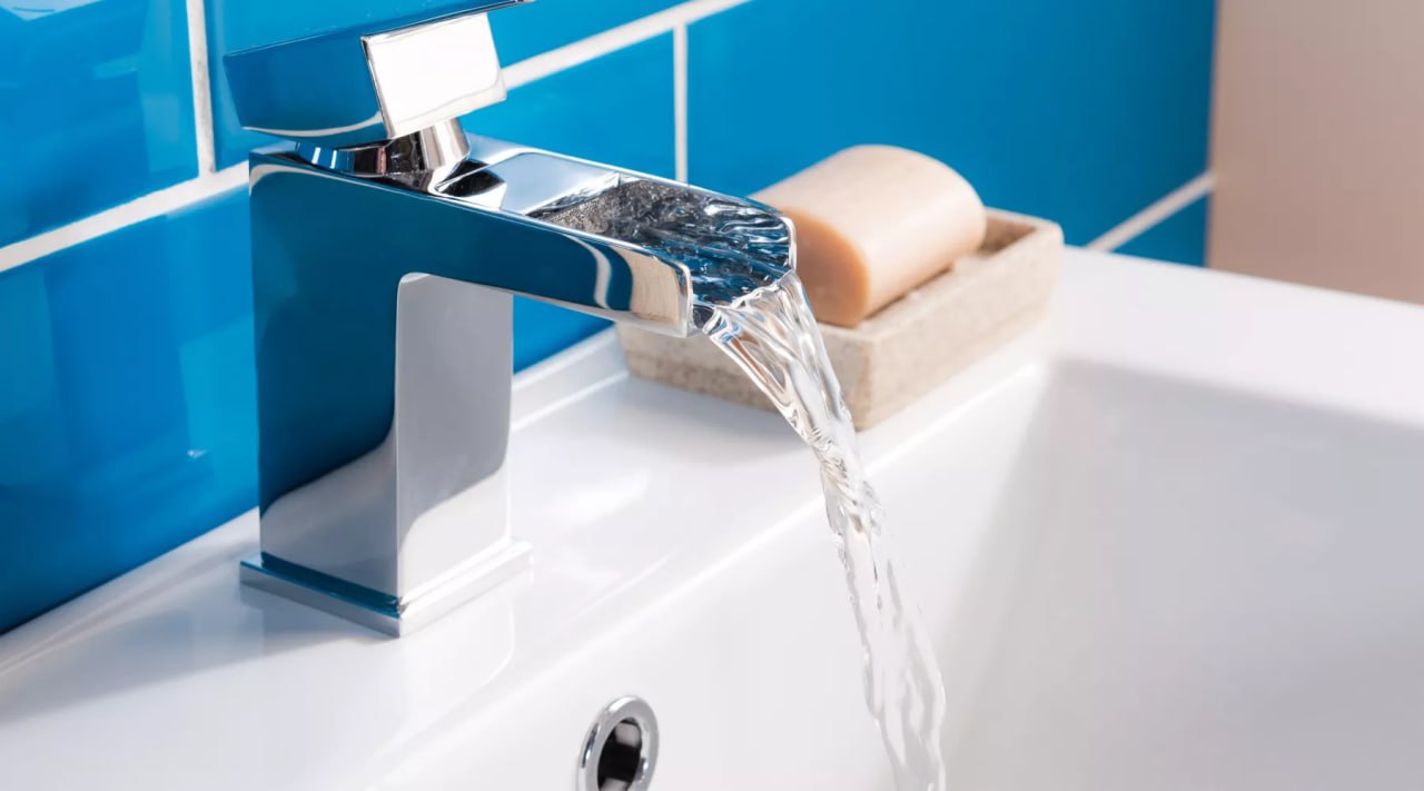 Россиянам рассказали о праве на перерасчёт платы за горячую воду холоднее нормы