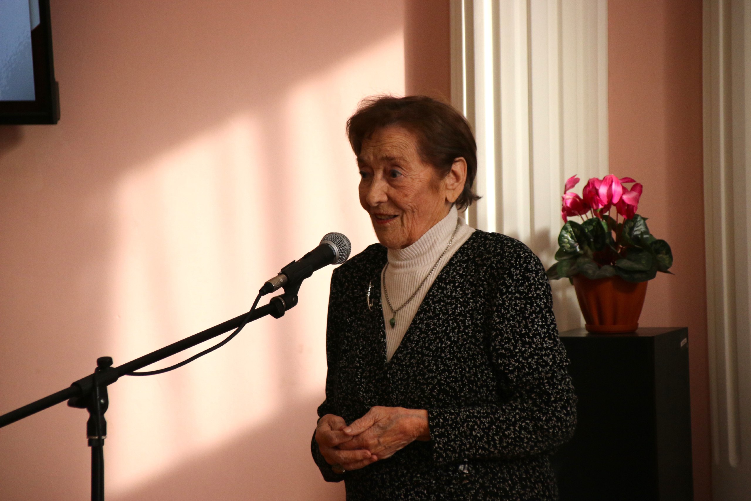 Презентация новой книги. В Центральной городской библиотеке им. Шукшина представили сборник стихов и прозы «Уходили на фронт поезда» Презентация новой книги. В Центральной городской библиотеке им. Шукшина представили сборник стихов и прозы «Уходили на фронт поезда»