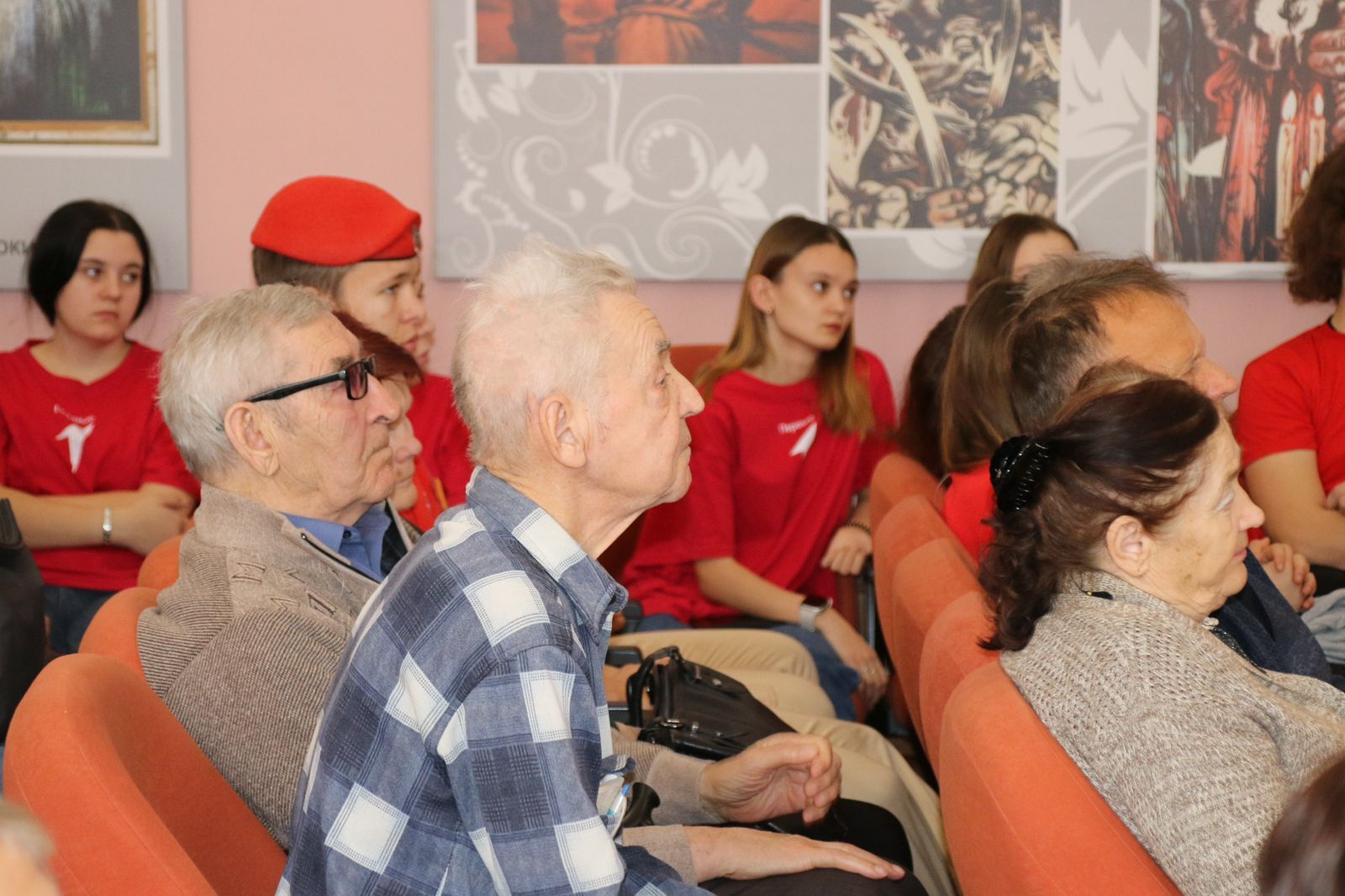 Презентация новой книги. В Центральной городской библиотеке им. Шукшина представили сборник стихов и прозы «Уходили на фронт поезда» Презентация новой книги. В Центральной городской библиотеке им. Шукшина представили сборник стихов и прозы «Уходили на фронт поезда»