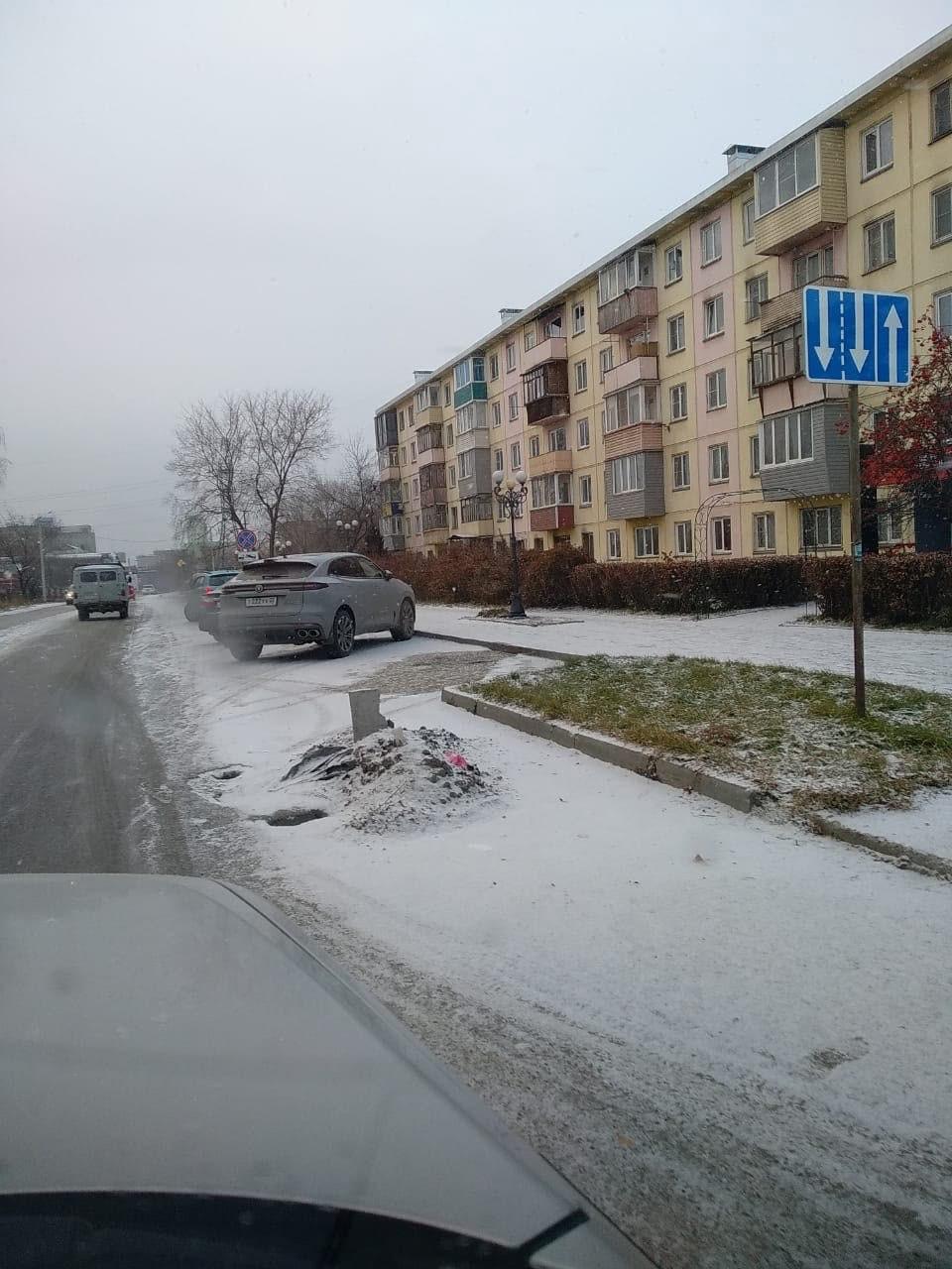 Бийчане сделали «могилу» возле дороги, чтобы привлечь внимание к проблеме