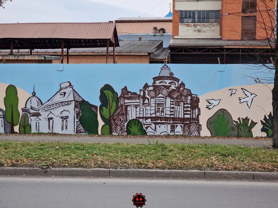 Бийчане спорят о художественной ценности рисунков на стене вдоль ул. Л. Толстого Бийчане спорят о художественной ценности рисунков на стене вдоль ул. Л. Толстого