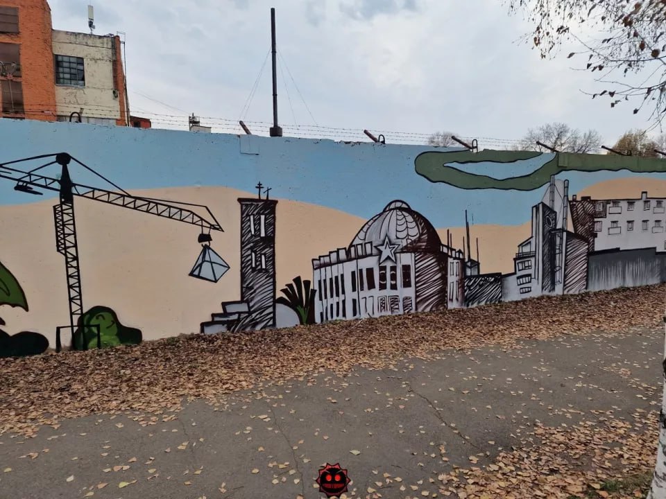 Бийчане спорят о художественной ценности рисунков на стене вдоль ул. Л. Толстого Бийчане спорят о художественной ценности рисунков на стене вдоль ул. Л. Толстого