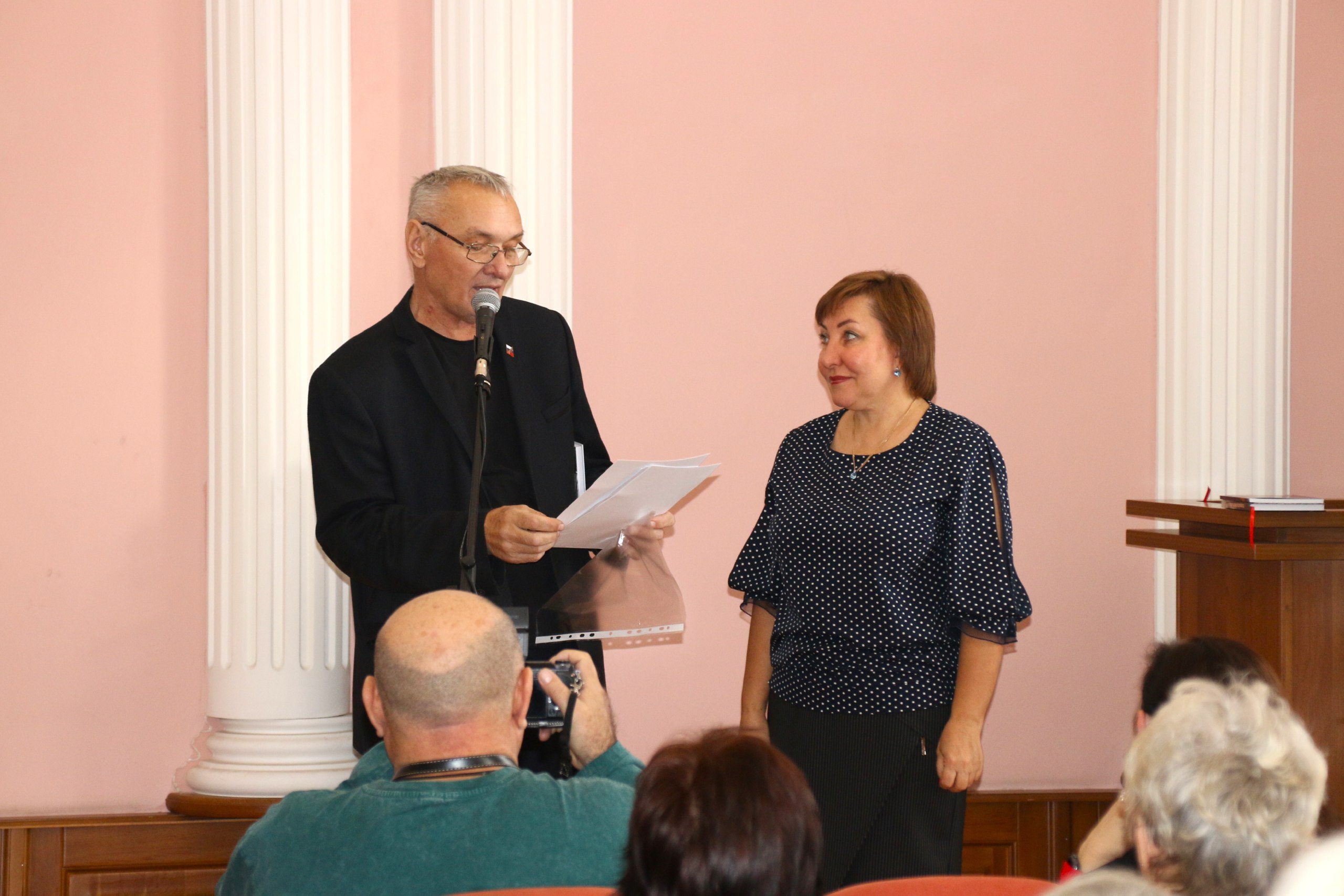 Презентация новой книги. В Центральной городской библиотеке им. Шукшина представили сборник стихов и прозы «Уходили на фронт поезда» Презентация новой книги. В Центральной городской библиотеке им. Шукшина представили сборник стихов и прозы «Уходили на фронт поезда»