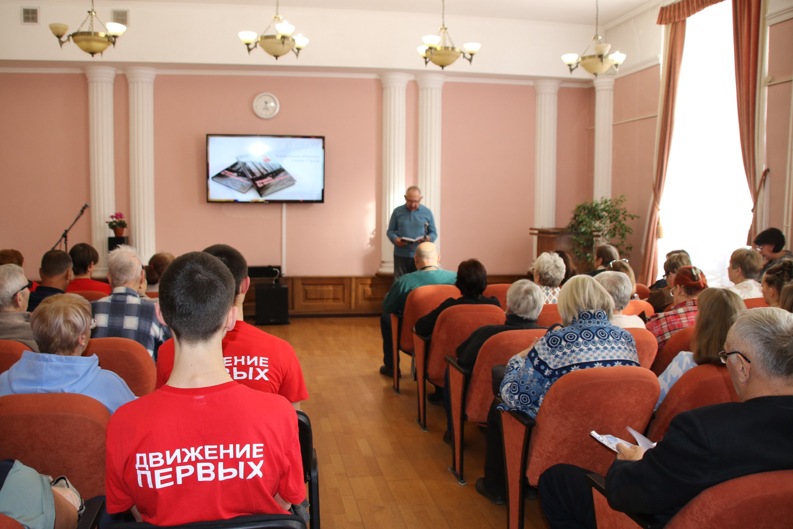 Презентация новой книги. В Центральной городской библиотеке им. Шукшина представили сборник стихов и прозы «Уходили на фронт поезда» Презентация новой книги. В Центральной городской библиотеке им. Шукшина представили сборник стихов и прозы «Уходили на фронт поезда»