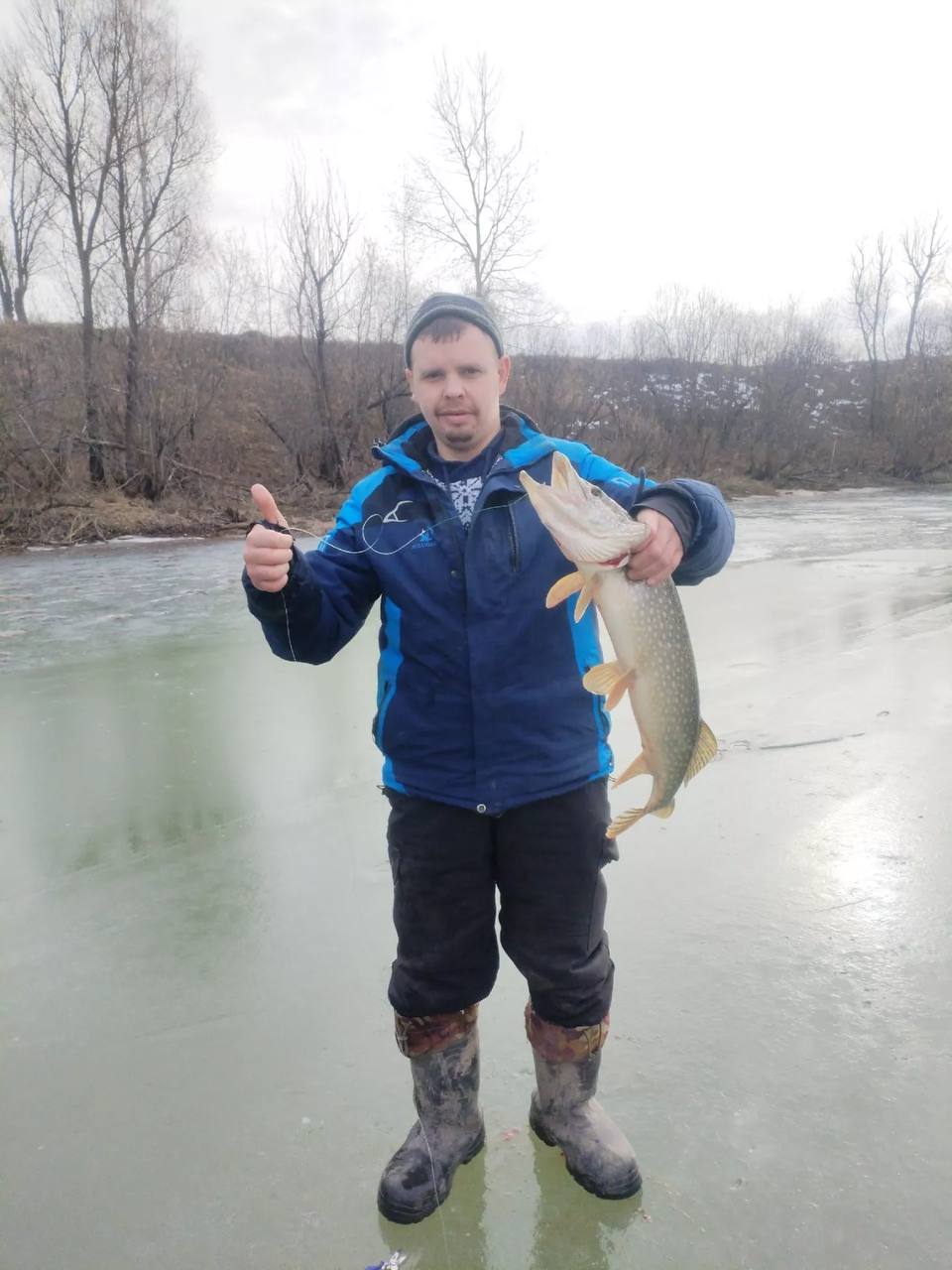 В Алтайском крае одни рыбаки закрывают сезон, а другие уже вышли на первый лед В Алтайском крае одни рыбаки закрывают сезон, а другие уже вышли на первый лед