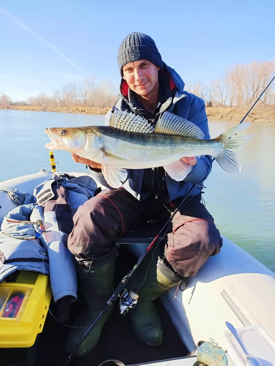 В Алтайском крае одни рыбаки закрывают сезон, а другие уже вышли на первый лед В Алтайском крае одни рыбаки закрывают сезон, а другие уже вышли на первый лед
