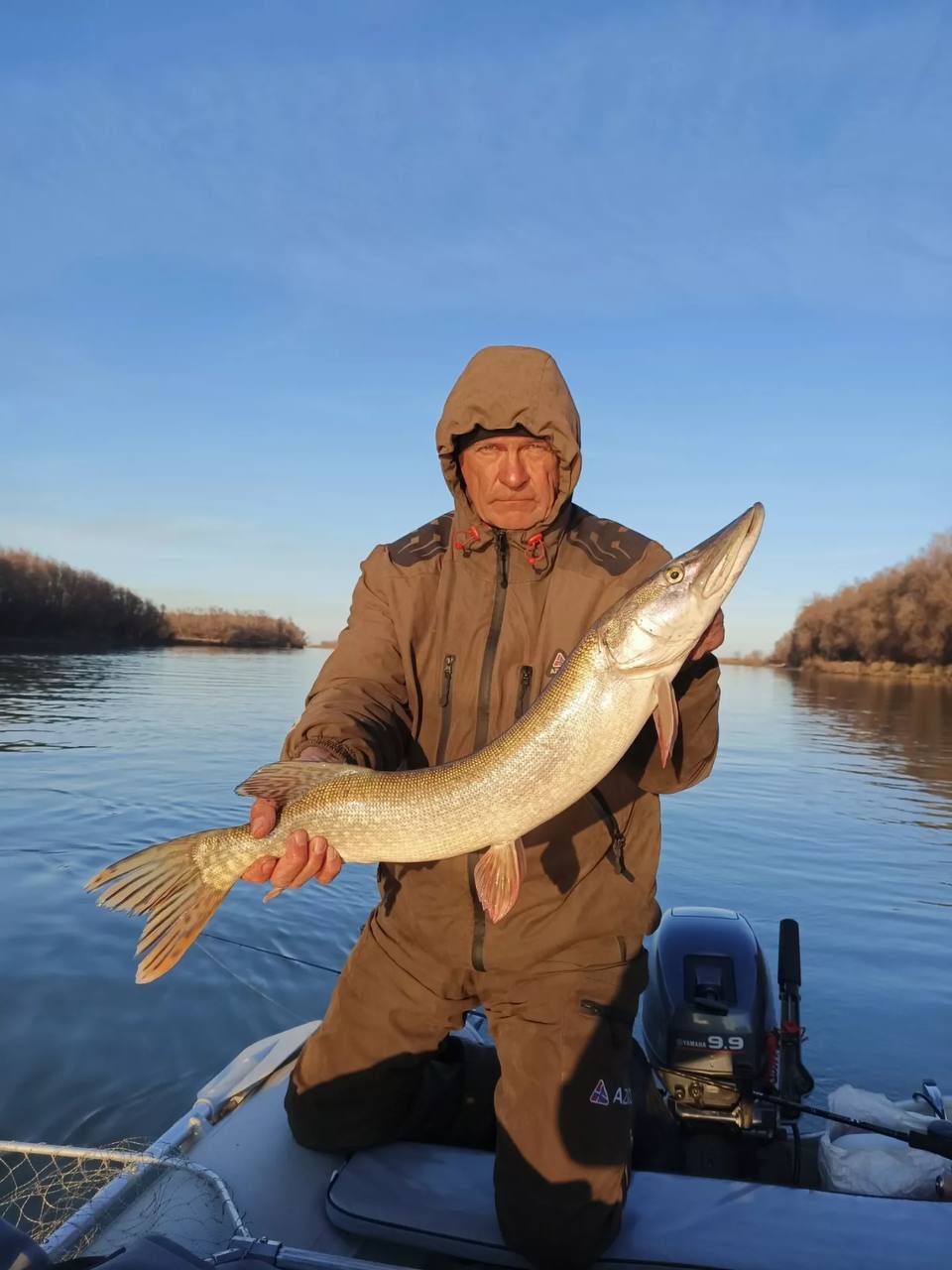 В Алтайском крае одни рыбаки закрывают сезон, а другие уже вышли на первый лед