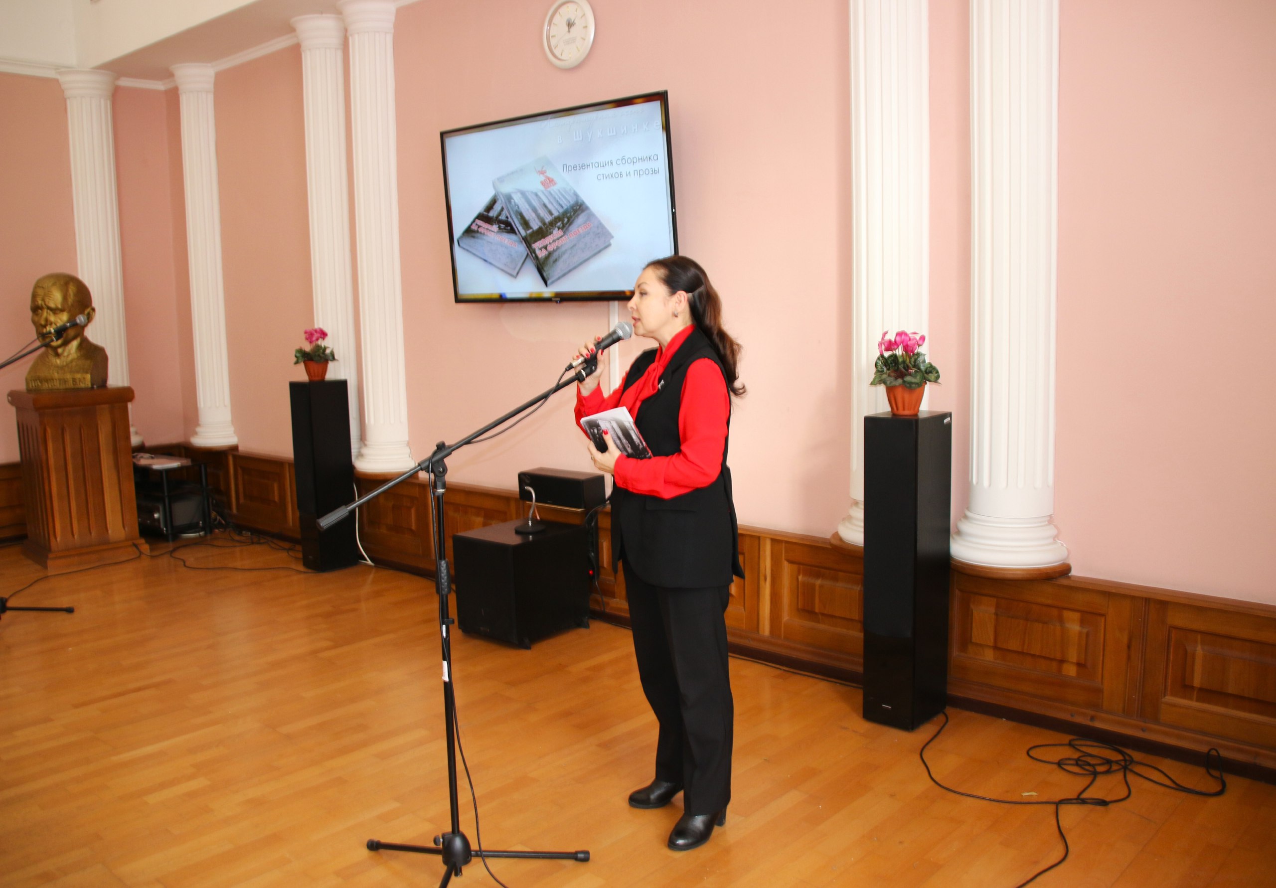 Презентация новой книги. В Центральной городской библиотеке им. Шукшина представили сборник стихов и прозы «Уходили на фронт поезда» Презентация новой книги. В Центральной городской библиотеке им. Шукшина представили сборник стихов и прозы «Уходили на фронт поезда»
