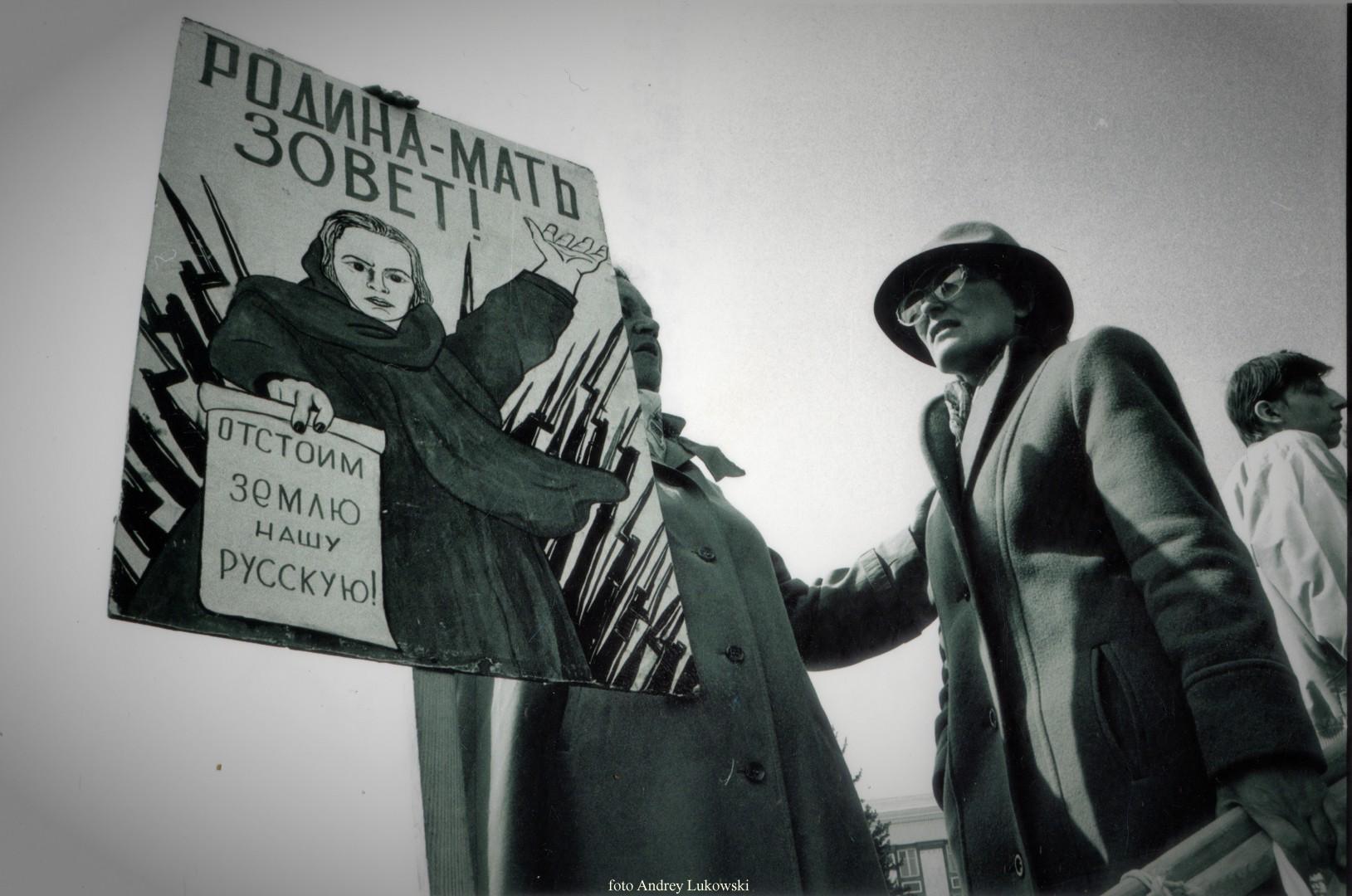 Вспоминаем, как проходили народные демонстрации 7 ноября в Барнауле в конце 90-х