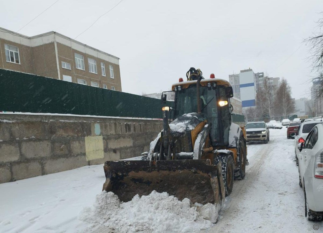 Из-за продолжающегося снегопада в районах Барнаула усилили работы по уборке