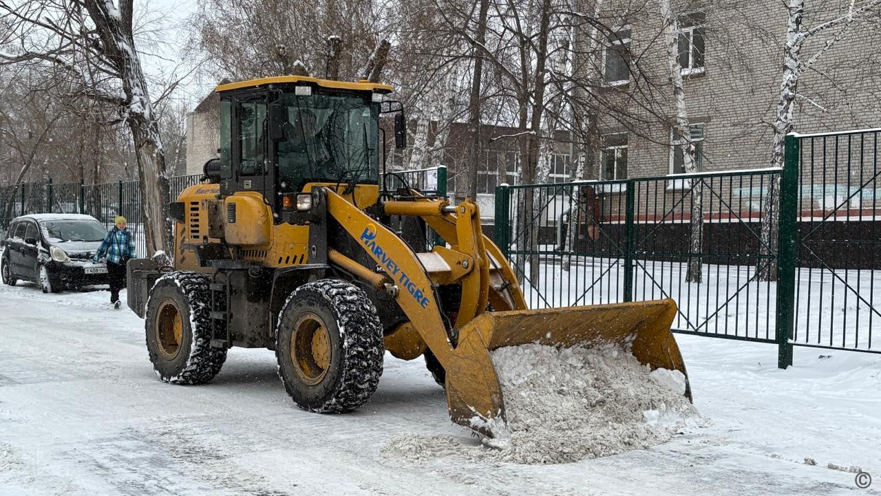 В районах Барнаула ведутся работы по очистке дорог и дворовых территорий от снега и наледи