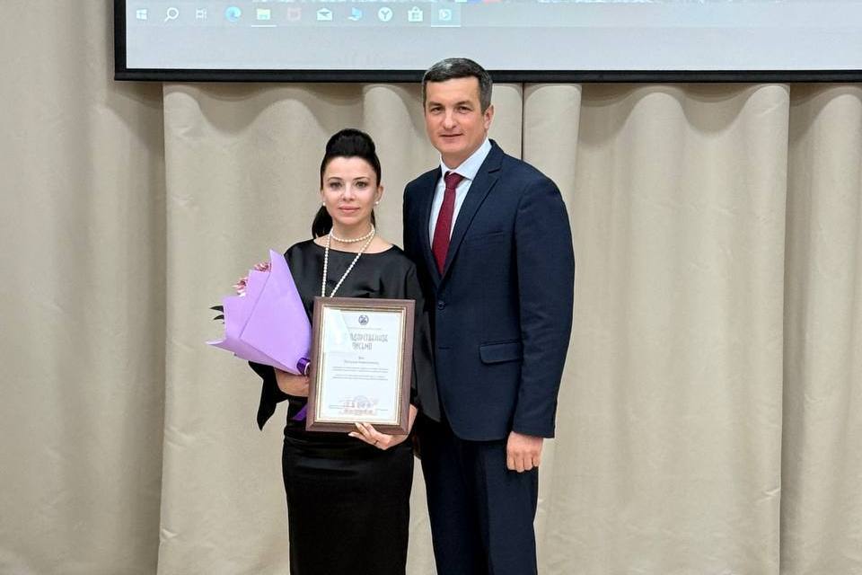 Алексей Кривенко поздравил с профессиональным праздником работников дорожного хозяйства Завьяловского района Алексей Кривенко поздравил с профессиональным праздником работников дорожного хозяйства Завьяловского района