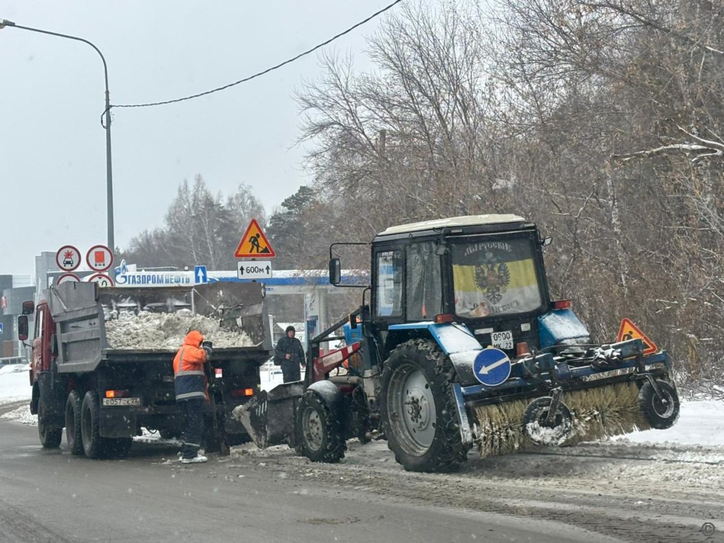 Из-за продолжающегося снегопада в районах Барнаула усилили работы по уборке Из-за продолжающегося снегопада в районах Барнаула усилили работы по уборке