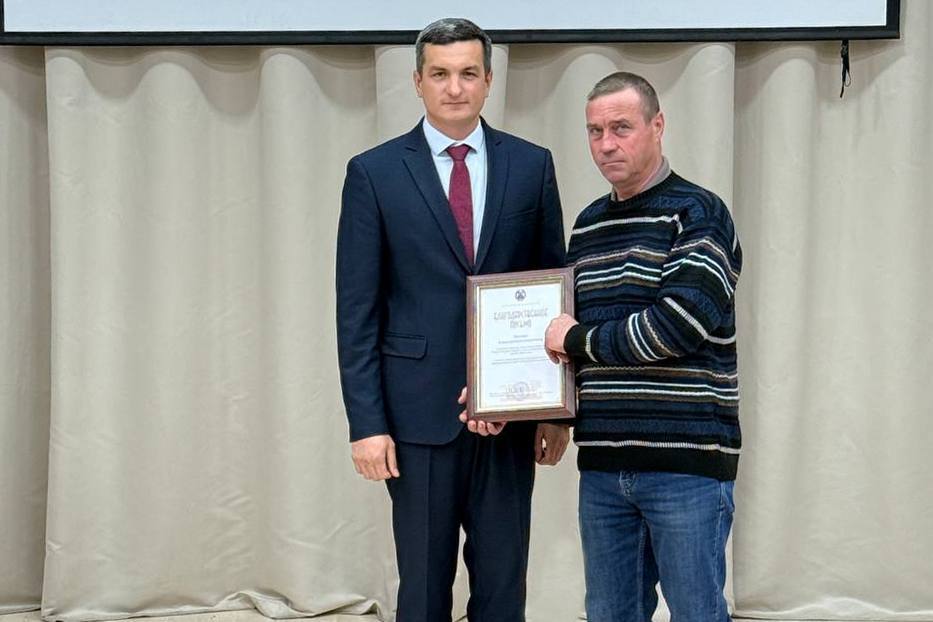 Алексей Кривенко поздравил с профессиональным праздником работников дорожного хозяйства Завьяловского района Алексей Кривенко поздравил с профессиональным праздником работников дорожного хозяйства Завьяловского района