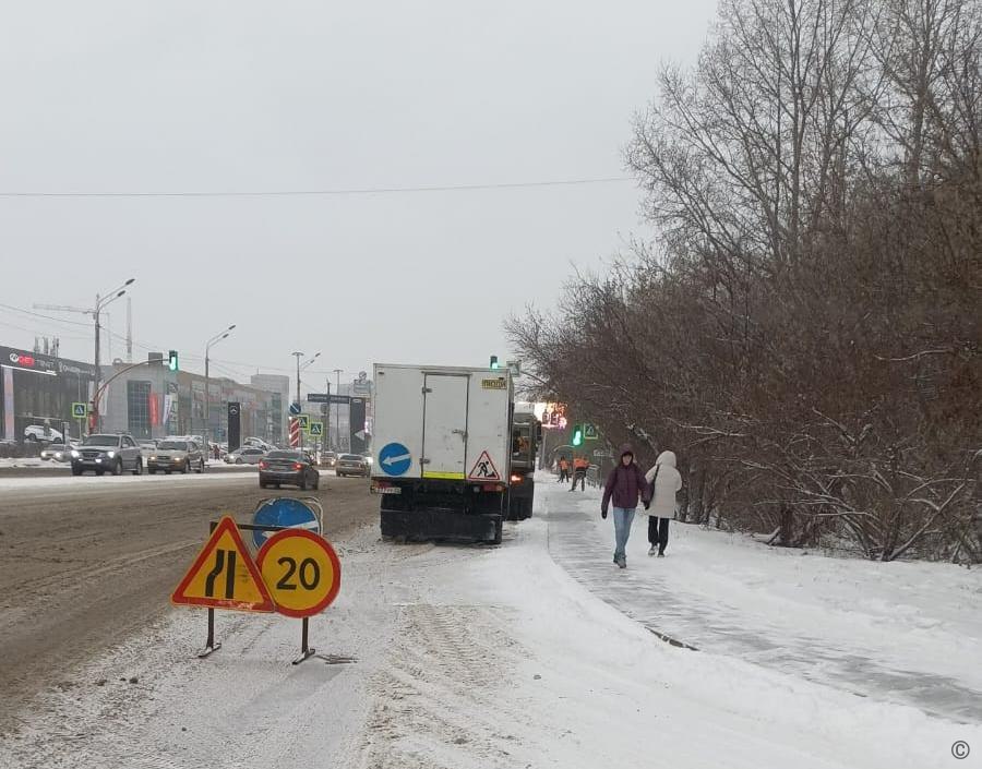 Барнаульские дорожники устраняют последствия снегопада