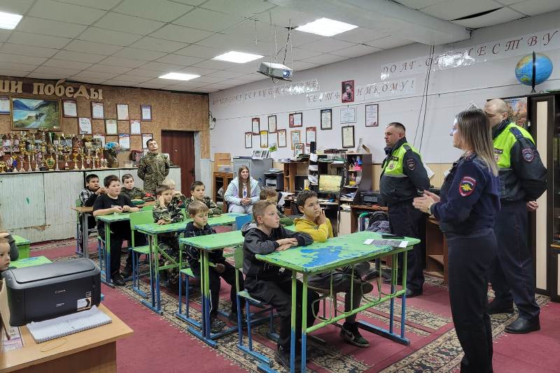 Госавтоинспекция Алтайского района провела встречу с Клубом юных друзей пограничников им. Кирилла Батурина «Силагор» Госавтоинспекция Алтайского района провела встречу с Клубом юных друзей пограничников им. Кирилла Батурина «Силагор»
