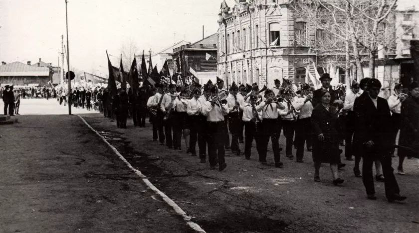 О том, как в Бийске отмечали годовщину революции 70 лет назад