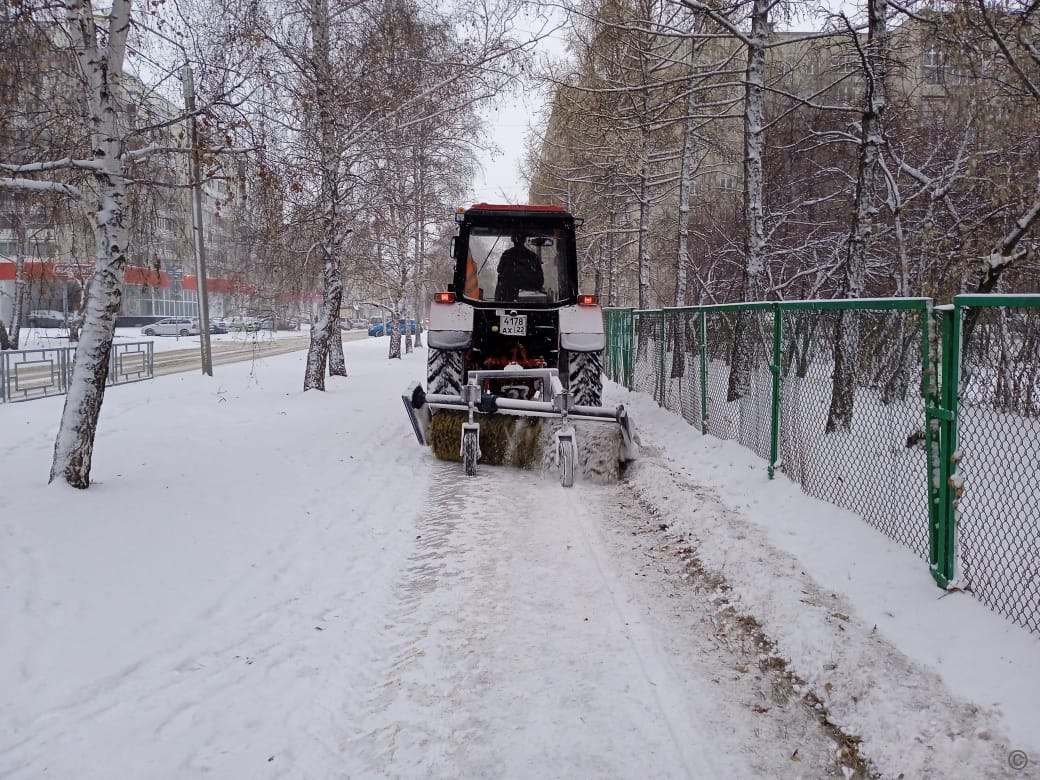 Барнаульские дорожники устраняют последствия снегопада Барнаульские дорожники устраняют последствия снегопада