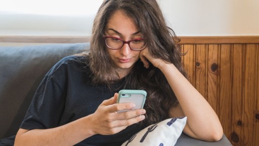 Вас обманули: специалист развенчал миф о вредном хранении телефона