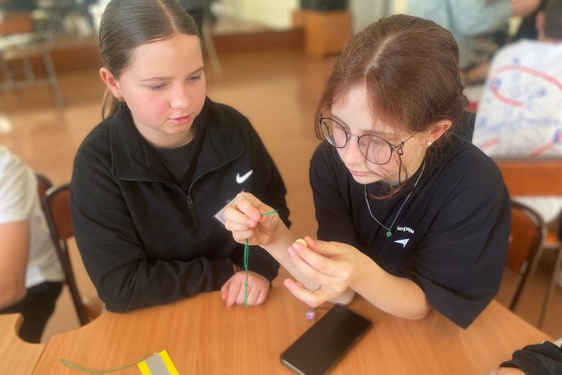 Мастер класс по изготовлению световозвращающих брелоков провели в детской школе искусств в Благовещенском районе Мастер класс по изготовлению световозвращающих брелоков провели в детской школе искусств в Благовещенском районе