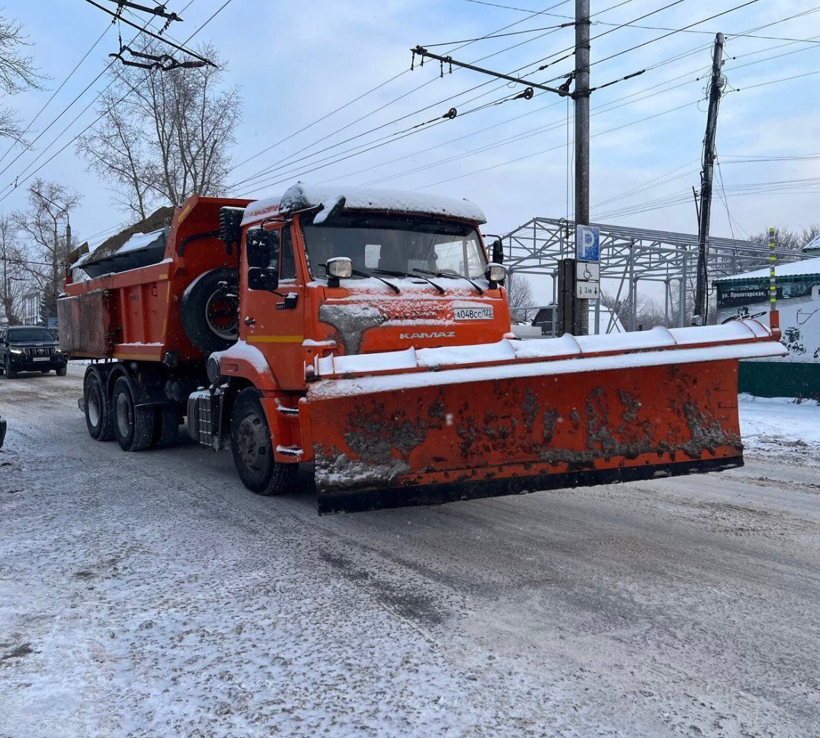 В Рубцовск пришла зима: коммунальные службы города уже работают, чтобы обеспечить безопасность и комфорт на улицах