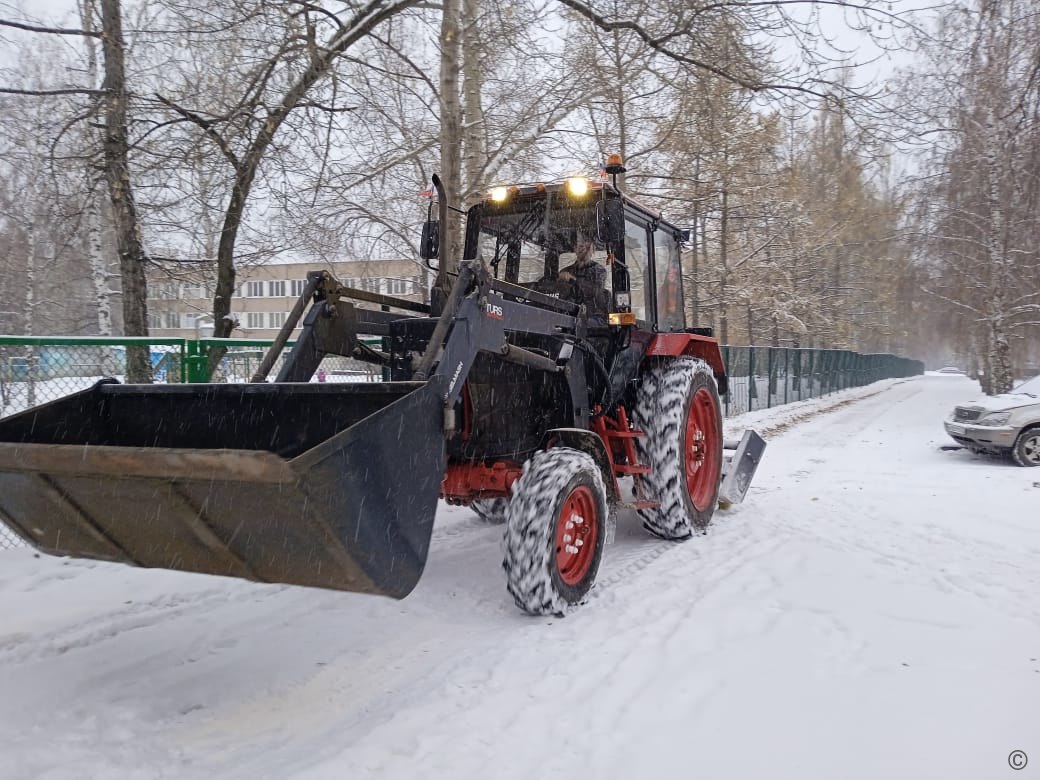 Барнаульские дорожники устраняют последствия снегопада Барнаульские дорожники устраняют последствия снегопада