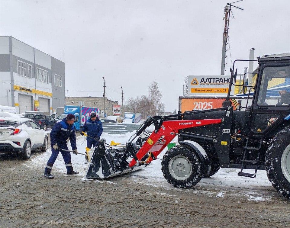 Из-за продолжающегося снегопада в районах Барнаула усилили работы по уборке Из-за продолжающегося снегопада в районах Барнаула усилили работы по уборке