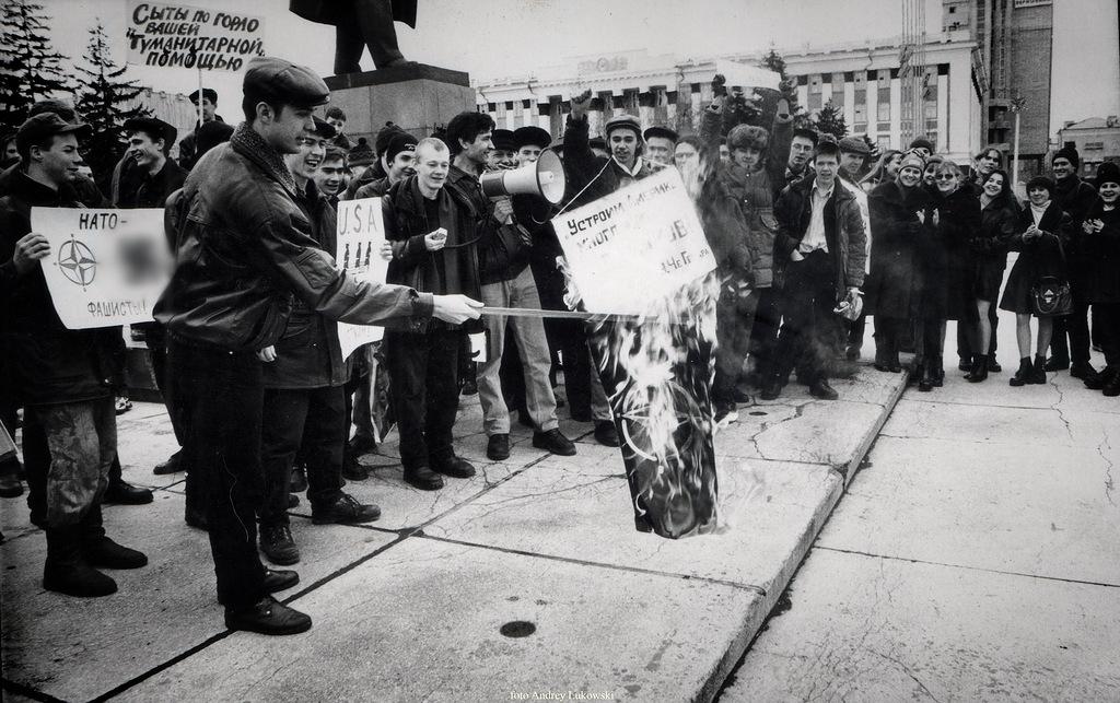 Вспоминаем, как проходили народные демонстрации 7 ноября в Барнауле в конце 90-х Вспоминаем, как проходили народные демонстрации 7 ноября в Барнауле в конце 90-х