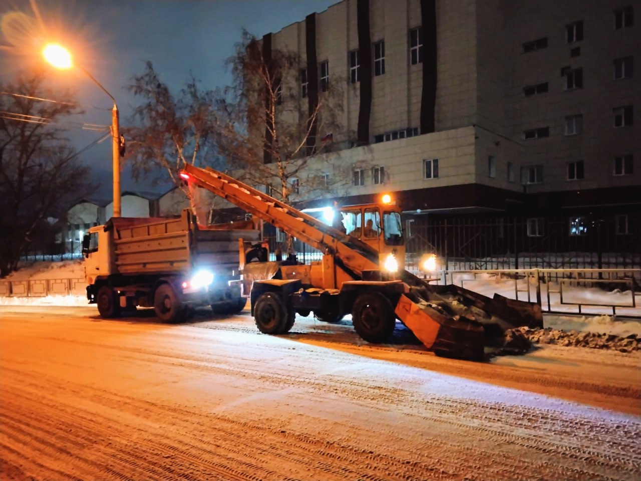 Дорожная служба приступила к вывозу снега с улиц города Дорожная служба приступила к вывозу снега с улиц города