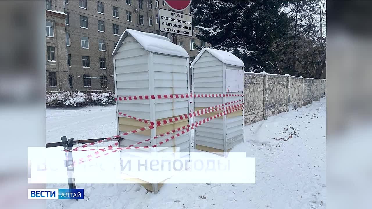 В Барнауле с бывшей горбольницы №3 на улице Титова сорвало часть кровли