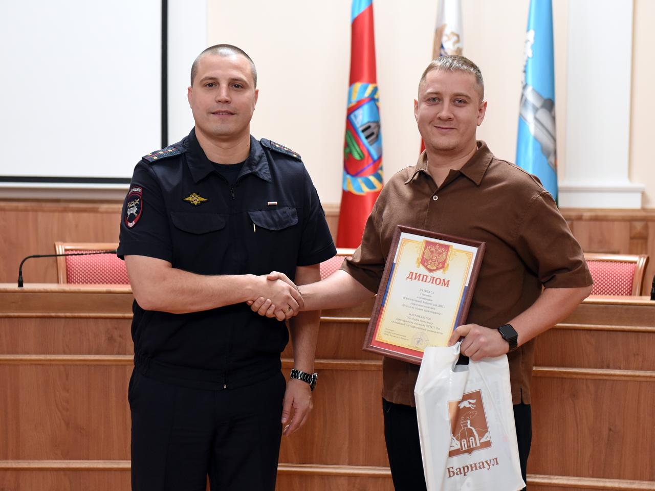 В администрации города подвели итоги городского конкурса «Всегда на страже правопорядка!» В администрации города подвели итоги городского конкурса «Всегда на страже правопорядка!»