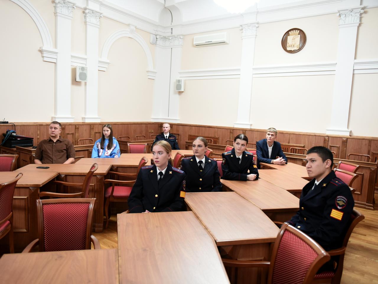 В администрации города подвели итоги городского конкурса «Всегда на страже правопорядка!» В администрации города подвели итоги городского конкурса «Всегда на страже правопорядка!»