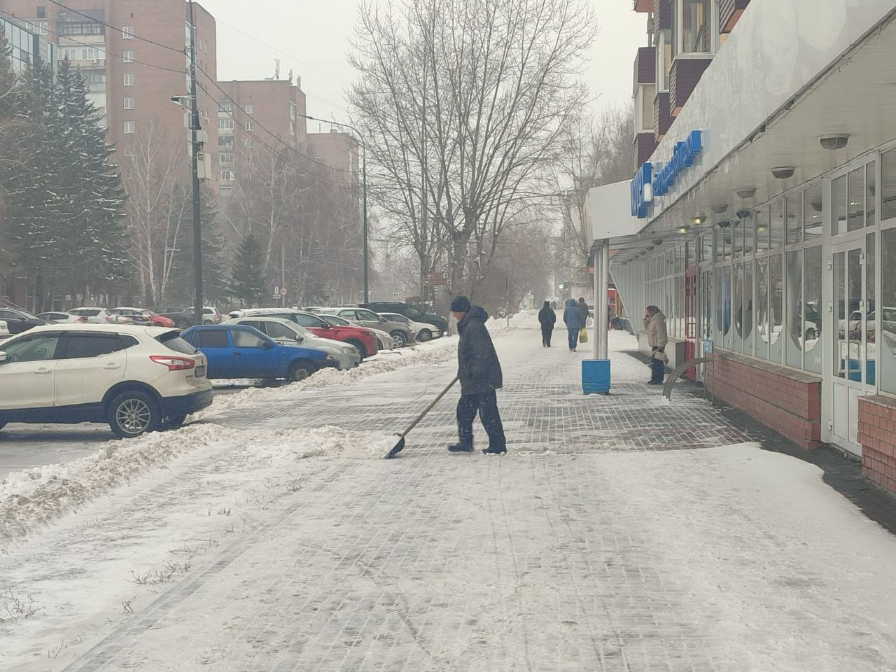 Предприятия потребительского рынка Барнаула продолжают оперативную очистку от снега прилегающих территорий и парковок торговых центров