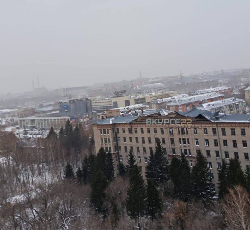 Ветер сорвал кровлю с крыши бывшего здания больницы в Барнауле