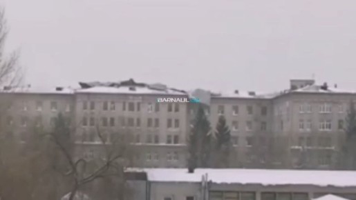 Крышу больницы на улице Титова в Барнауле сорвало ураганным ветром