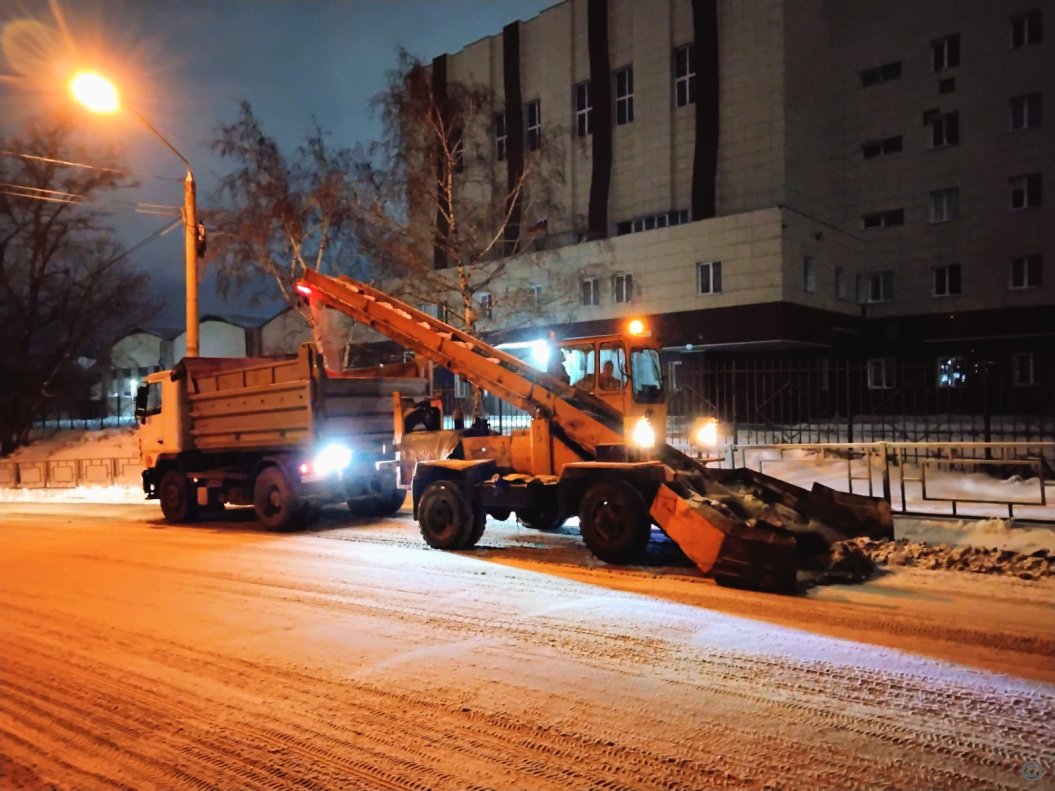 Дорожники устраняют последствия снегопада в Барнауле Дорожники устраняют последствия снегопада в Барнауле