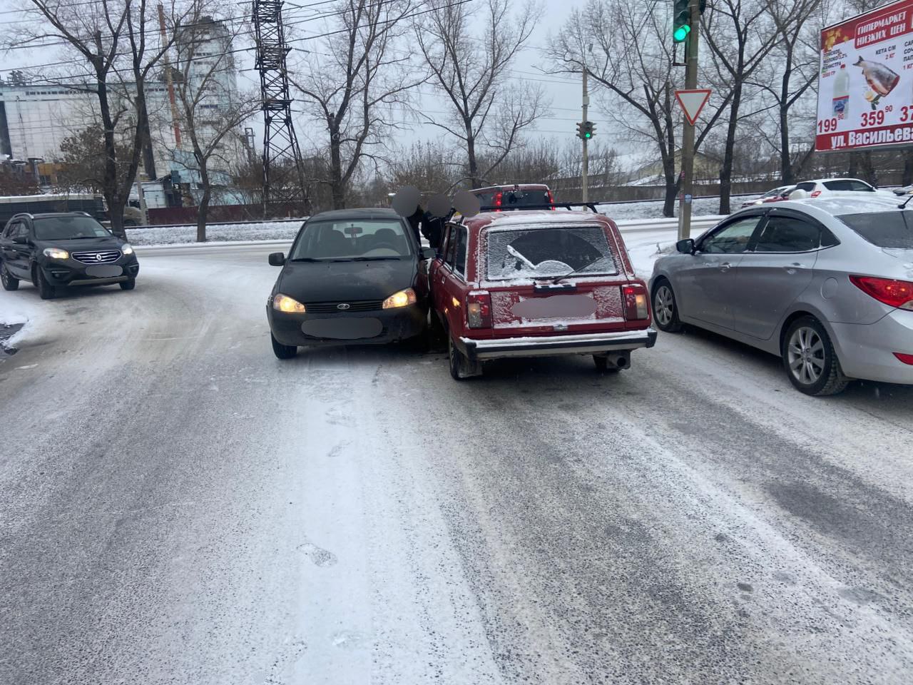 За вчерашние сутки в Бийске произошло более 50 дорожно-транспортных происшествий с участием автомобилей За вчерашние сутки в Бийске произошло более 50 дорожно-транспортных происшествий с участием автомобилей