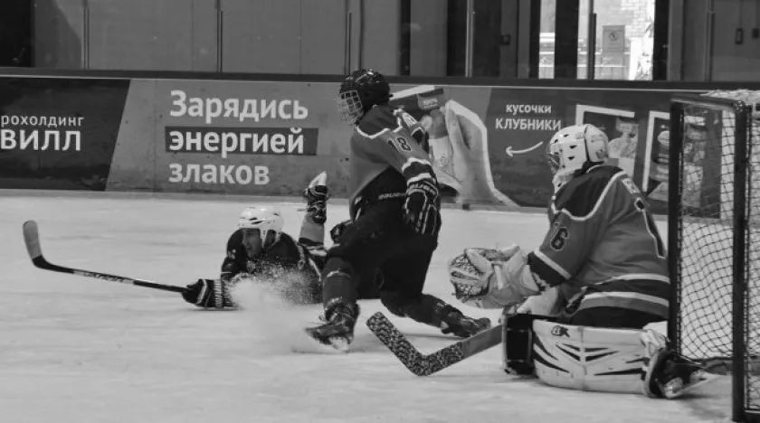 Игры чемпионата города по хоккею среди любительских команд проходят в Бийске