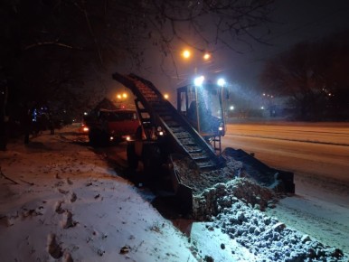 Дорожная служба приступила к вывозу снега с улиц города