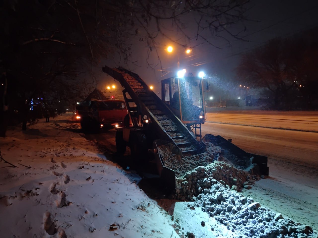 Дорожная служба приступила к вывозу снега с улиц города