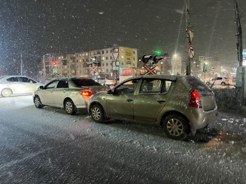 За вчерашние сутки в Бийске произошло более 50 дорожно-транспортных происшествий с участием автомобилей За вчерашние сутки в Бийске произошло более 50 дорожно-транспортных происшествий с участием автомобилей