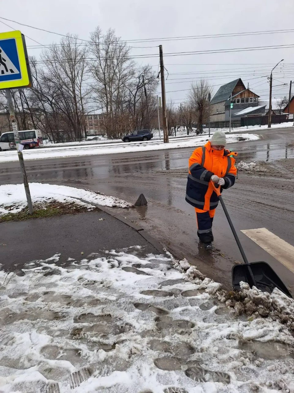 В Барнауле продолжают очищать от снега тротуары, подходы к пешеходным переходам и остановочные павильоны В Барнауле продолжают очищать от снега тротуары, подходы к пешеходным переходам и остановочные павильоны