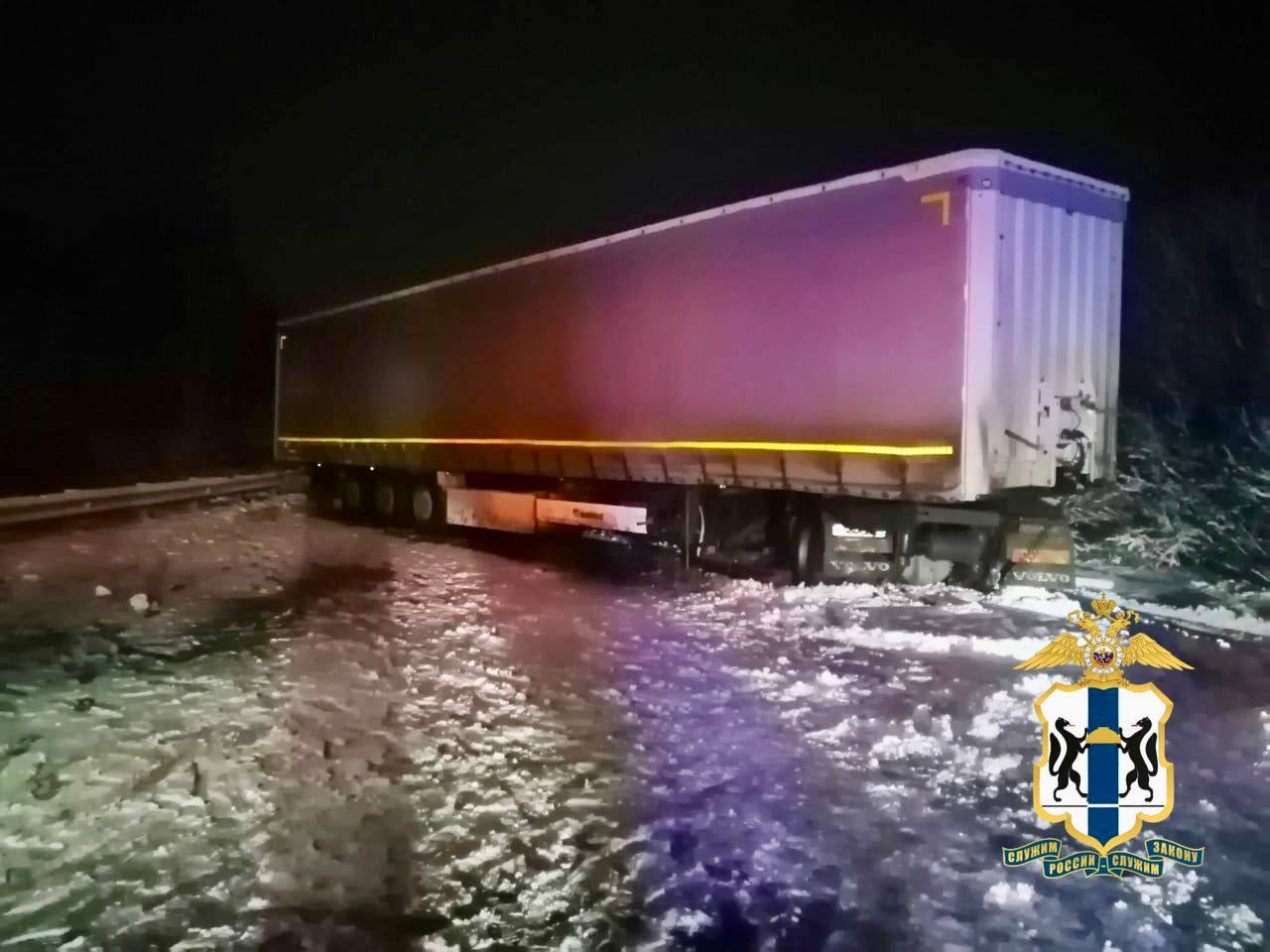 Шесть человек погибли в жутком ДТП с фурой под Новосибирском