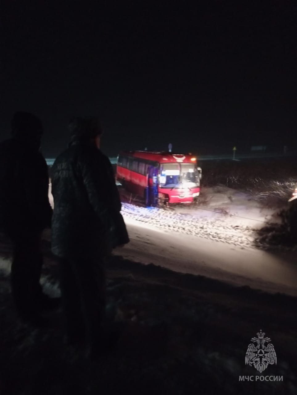 Автобус с 19 пассажирами съехал с трассы в кювет в Алтайском крае Автобус с 19 пассажирами съехал с трассы в кювет в Алтайском крае