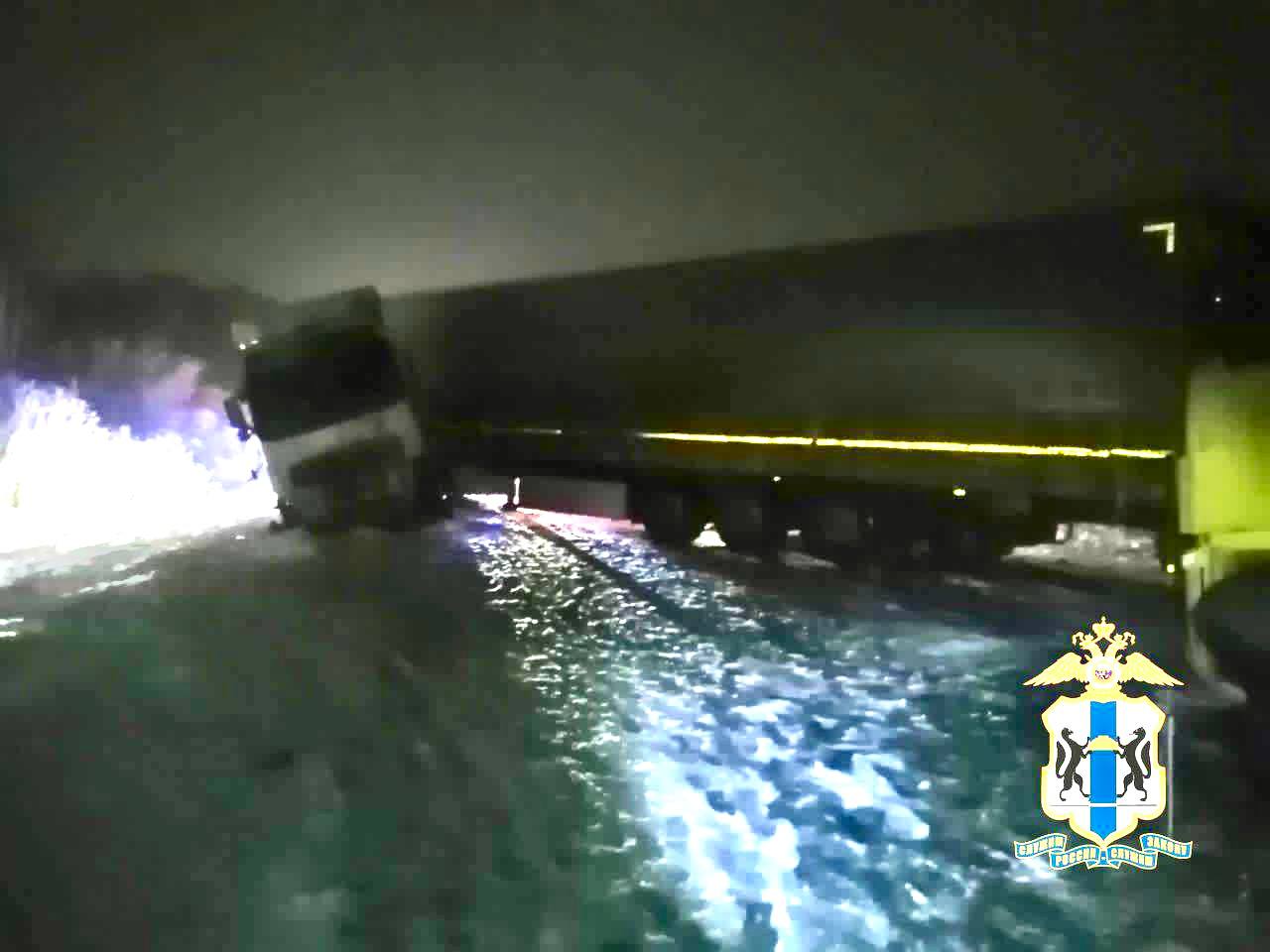 Шесть человек погибли в жутком ДТП с фурой под Новосибирском Шесть человек погибли в жутком ДТП с фурой под Новосибирском