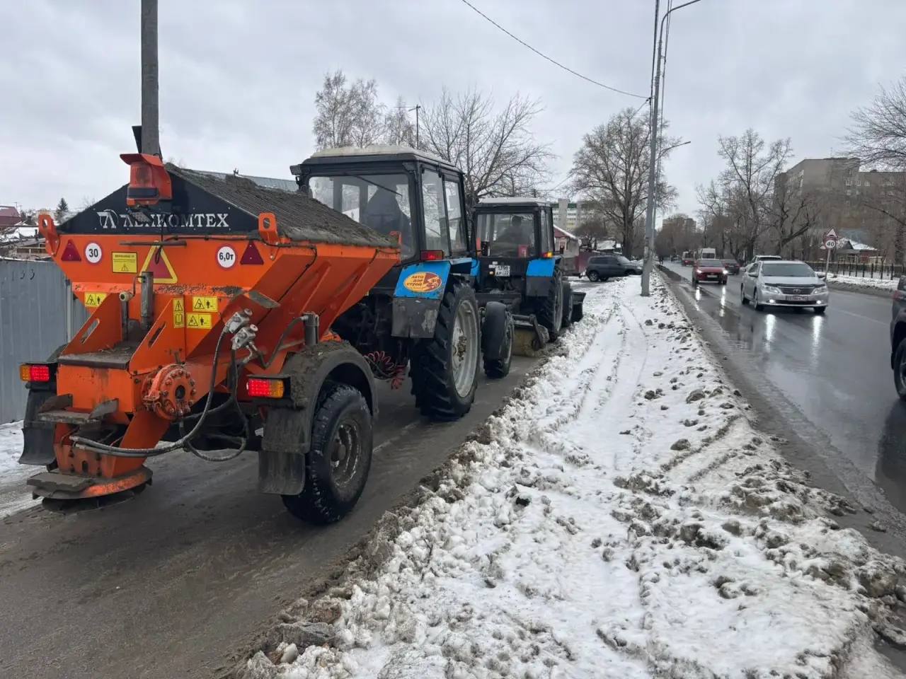 В Барнауле продолжают очищать от снега тротуары, подходы к пешеходным переходам и остановочные павильоны